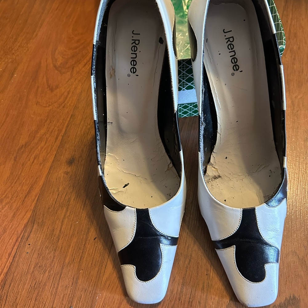 J Renee Vintage Black and White Leathersize 9M 3 1/4 inch heel